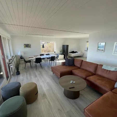 بيت للعطل Front-row With Sea View إلينغه