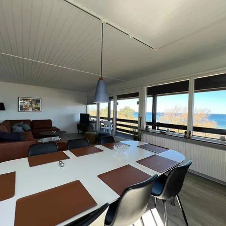 بيت للعطل Front-row With Sea View إلينغه
